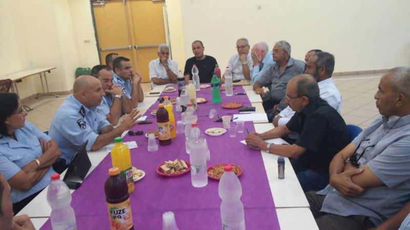  بالصور: وجهاء وأعضاء بلدية الرملة يبحثون مع قيادة الشرطة مشاكل المدينة